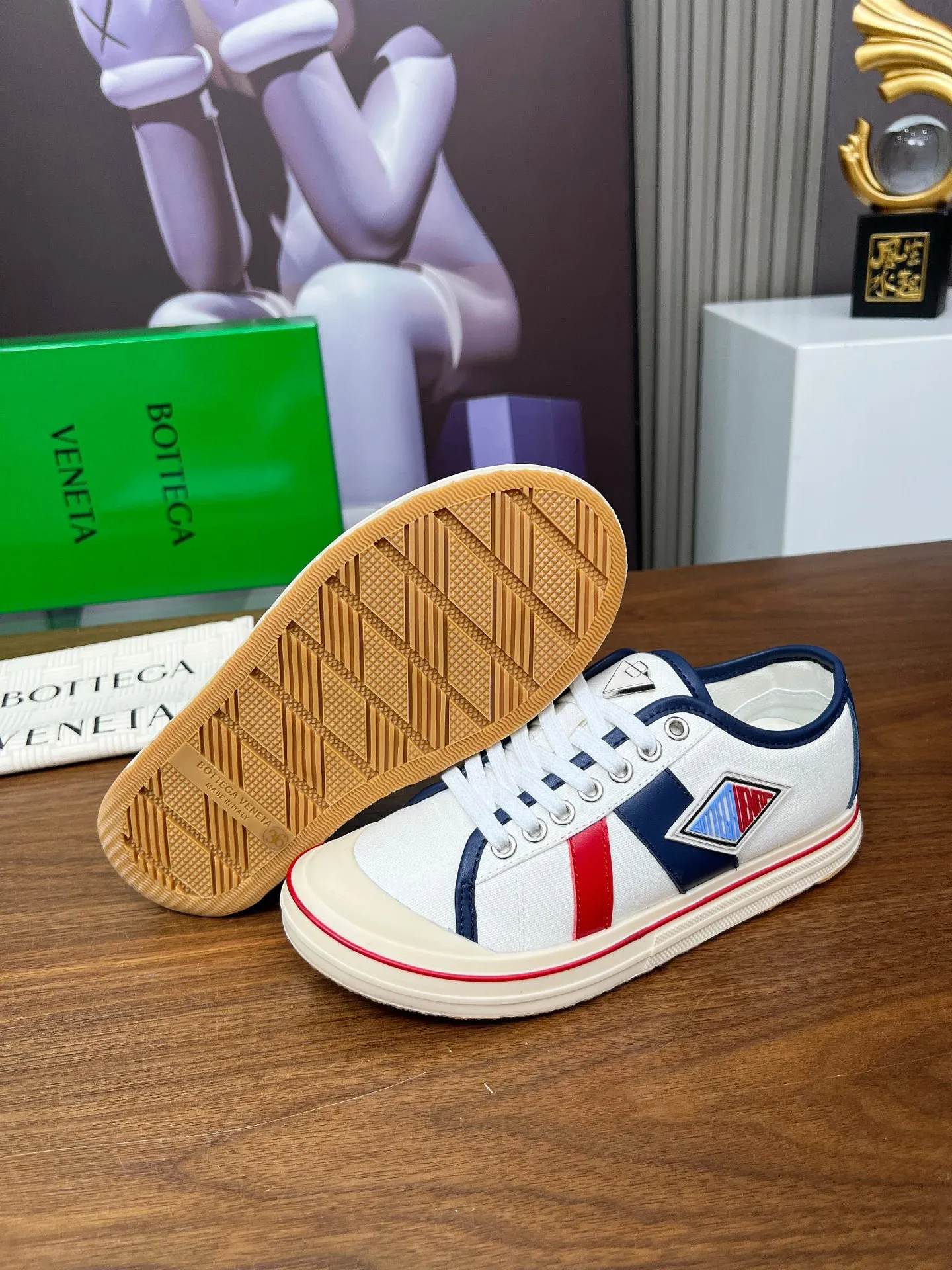 Men's men's shoes 💰500💰 Bottega Veneta BV's latest Eliot series retro basketball shoes casual sports canvas shoes will become gods once it is launched‼ ️ Inspired by retro basketball sneakers, the color combination highlights youthful vitality and perfectly interprets the theme of youth and childlike innocence. The details are also very particular. The summer canvas brings excellent durability and comfort. Designs such as calfskin trim, rubber toe caps and hand-painted retro red lines are full of retro feel. The round toe and convex sole add a modern feel and are suitable for various styles. Easily create a fashionable atmosphere. The upper foot is the focus...can be worn as a couple's shoes...The red lines on each shoe edge are hand-painted, which adds more taste and attitude! ✦Fabric: Original customized high-density canvas + cowhide ✦Inner: original customized breathable canvas ✦Insole: movable latex cowhide insole ✦Sole: original molded non-slip and wear-resistant TPU material ✦Sole thickness: 3cm, low-profile, single shoe ✦Number of sizes: female size 35--40, female 40 is customized and non-returnable❕ ✦Number: male size 39--45, male 45 is customized and non-returnable❗️